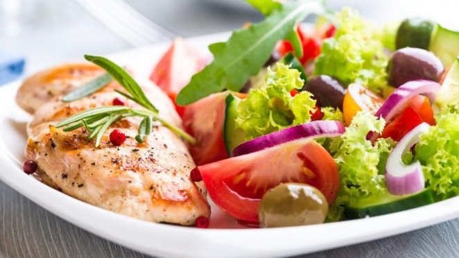 insalata di verdure e pesce a dieta proteica