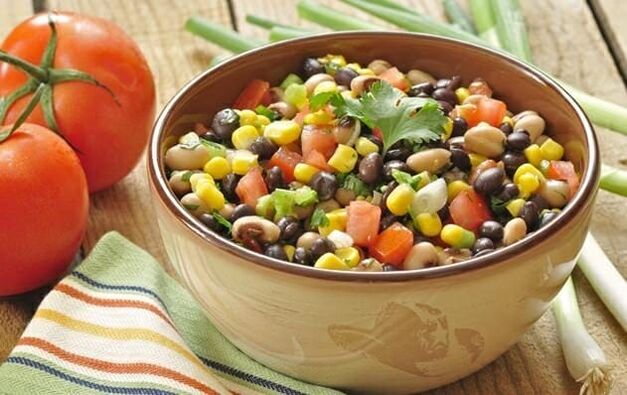 L'insalata di verdure dietetica può essere inclusa nel menu quando si perde peso con una corretta alimentazione