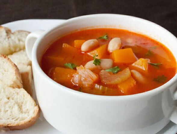 La zuppa di sedano è un piatto sostanzioso nella dieta di una dieta sana per la perdita di peso