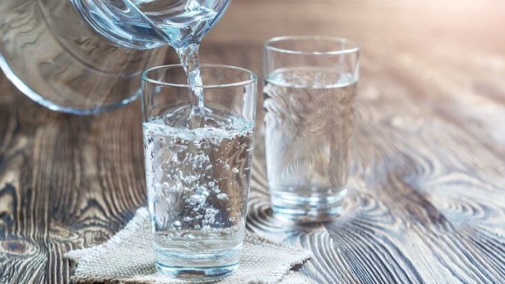 un bicchiere d'acqua per una dieta da bere