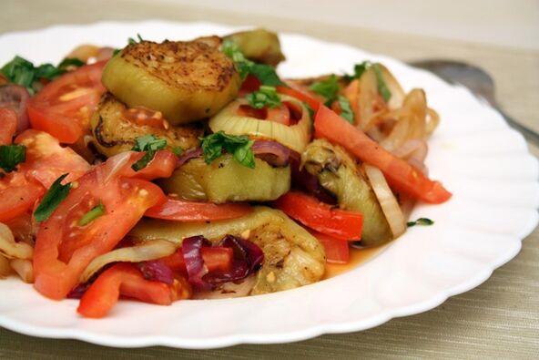 La dieta Maggi prevede una sana insalata di verdure e melanzane lesse. 