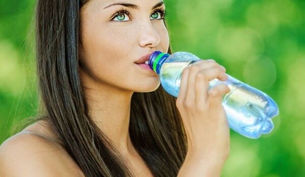 Per perdere peso in modo efficace, devi bere abbastanza acqua. 